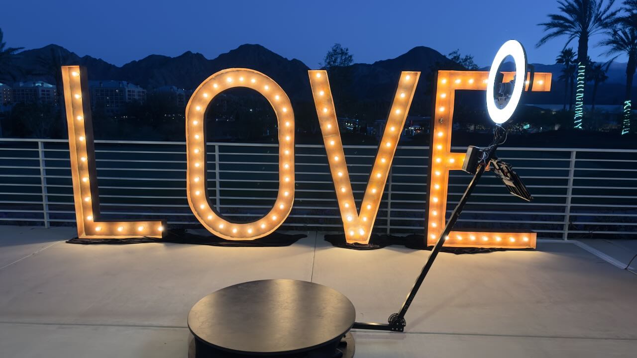 Found on Reddit: Why Couples Are Booking Wedding Photo Booths Online